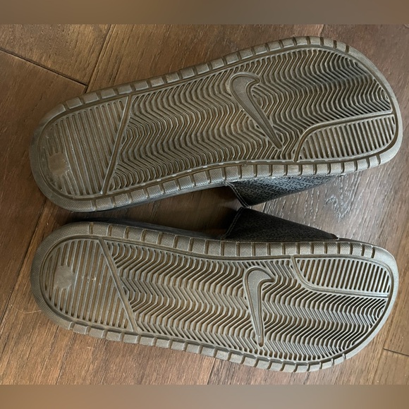 Nike | Slides - Picture 2 of 10